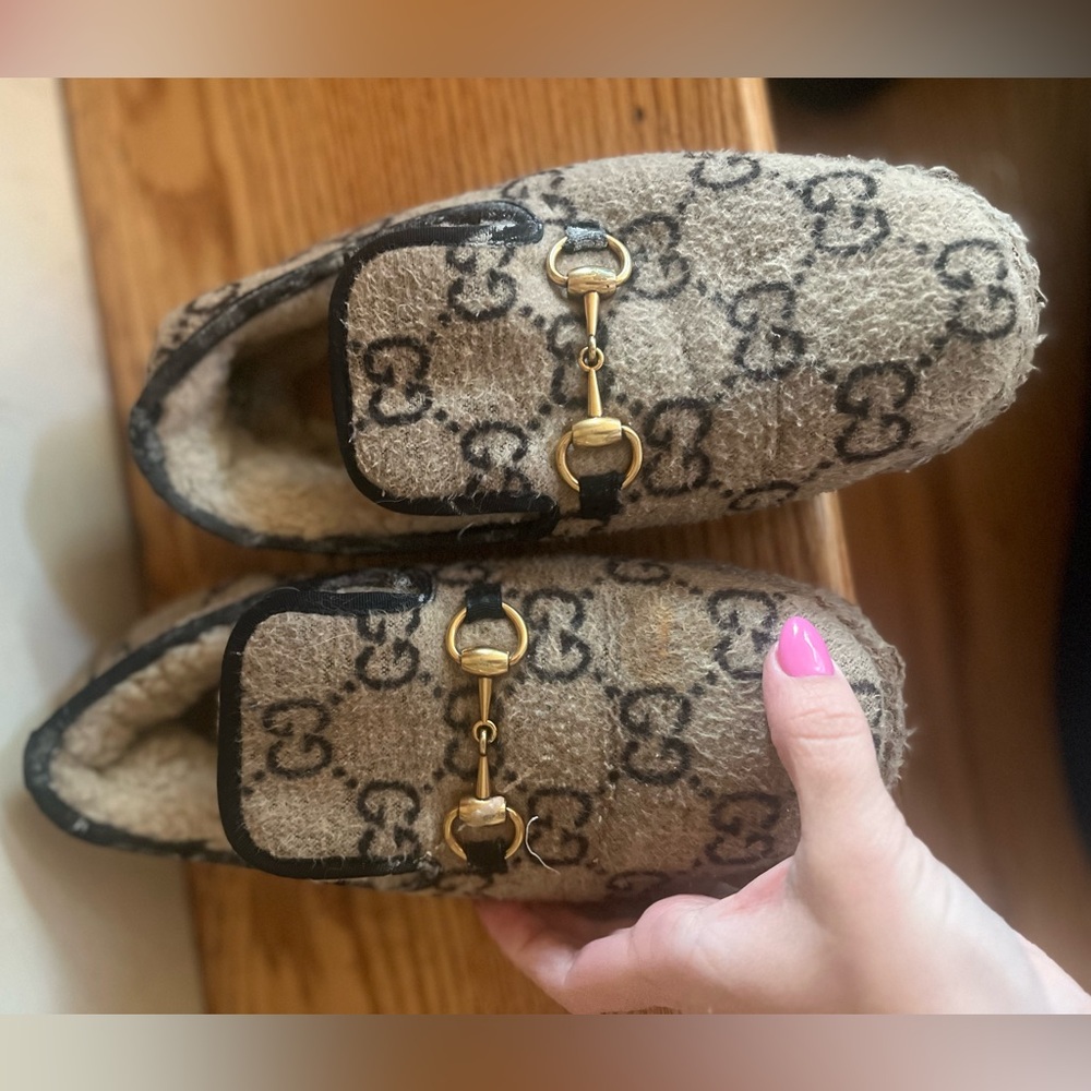 Very loved faux fur Gucci slippers